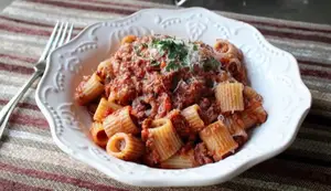 Salsa Bolognese: Ricetta di Chef John (Ispirata a Marcella Hazan)