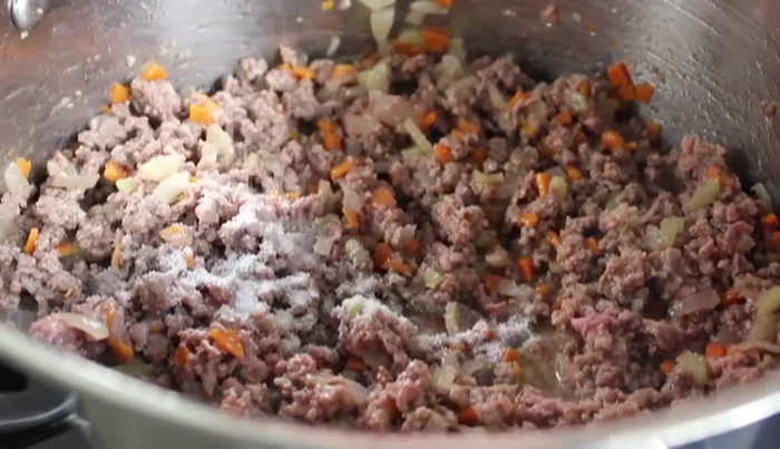 Condire con sale, pepe nero macinato fresco, un pizzico di pepe di Caienna e noce moscata grattugiata fresca.