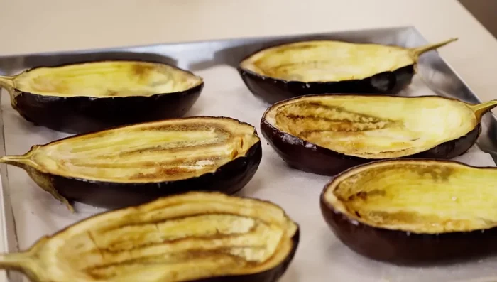 Una volta cotte, estrarre le melanzane dal forno.