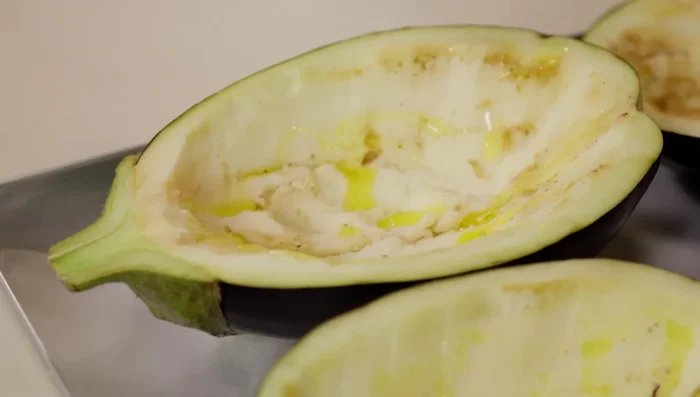 Salare le melanzane, aggiungere un filo d'olio e cuocerle in forno a 180° per circa 20 minuti.