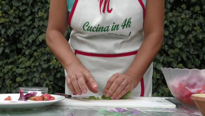 Mettere i pomodori, la cipolla e il basilico in una ciotola.