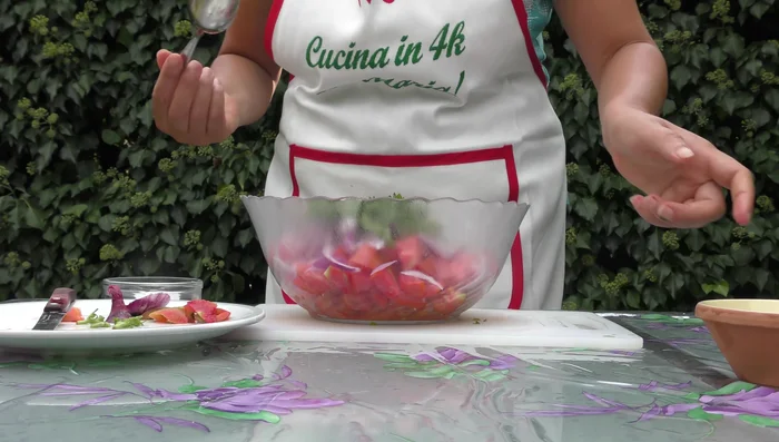 Condire con sale, origano e olio extravergine di oliva.
