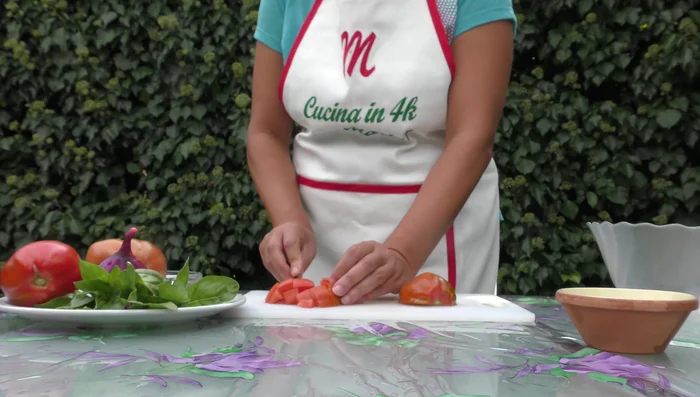 Tagliare i pomodori a quadratini.