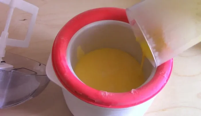 Versare il composto nella gelatiera e far mantecare per circa 30-35 minuti.