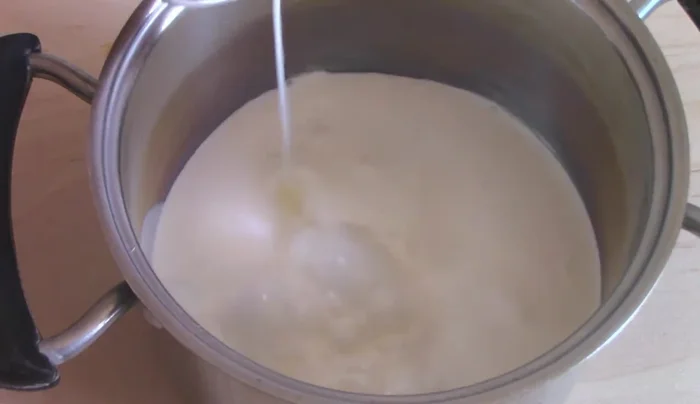 In un pentolino, unire panna, latte, tuorli, zucchero e vanillina (o baccello di vaniglia).