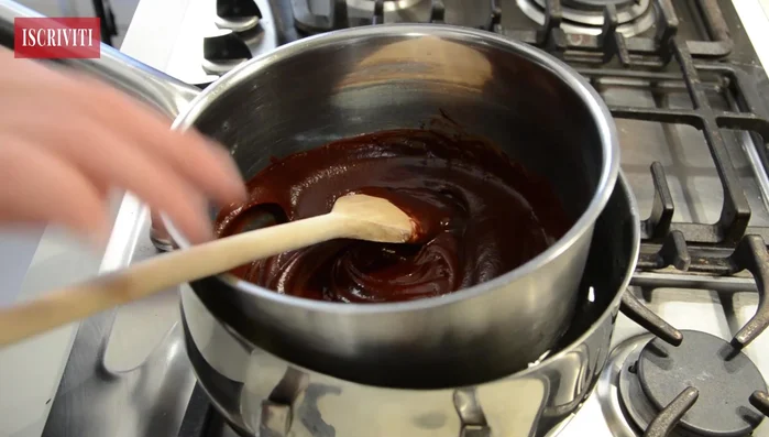 Togliere dal fuoco e aggiungere lo zucchero, mescolando bene.