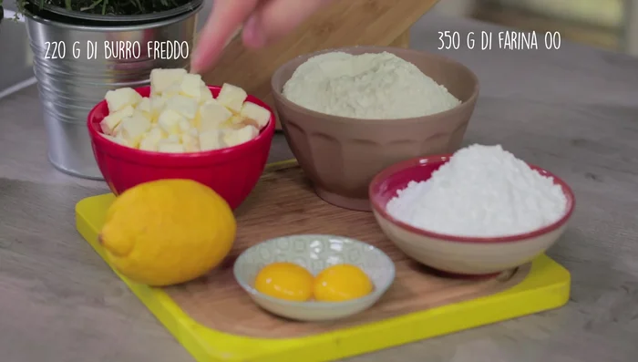 Preparare la frolla: nel mixer, unire farina e burro freddo a pezzettini. Azionare brevemente per ottenere un composto sabbioso.