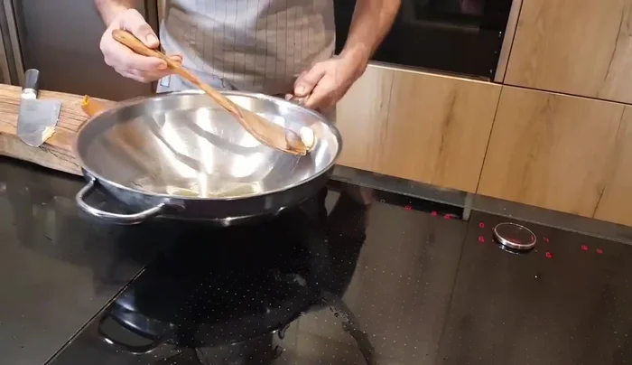 Nel frattempo, mettiamo a bollire l'acqua salata per la pasta.