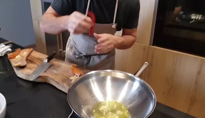 Aggiungiamo un pizzico di peperoncino, assaggiando per regolare l'intensità del sapore.