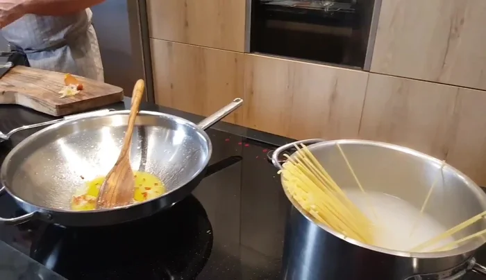 Scoliamo la pasta (spaghetti) al dente e la aggiungiamo al soffritto nella padella.