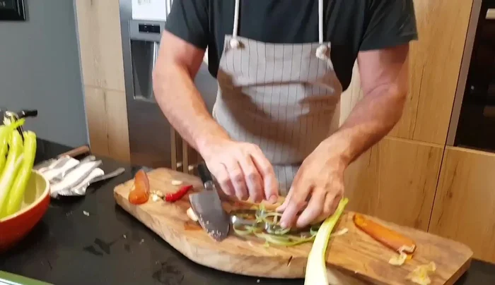 Aggiungiamo la bottarga sbriciolandola sopra la pasta. Mescoliamo delicatamente per amalgamare il tutto.