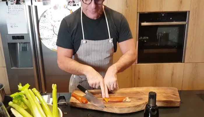Iniziamo con l'aglio: prendiamo uno spicchio, lo tagliamo a metà e togliamo solo un pezzetto, evitando di esagerare per non rendere il sapore troppo pesante.