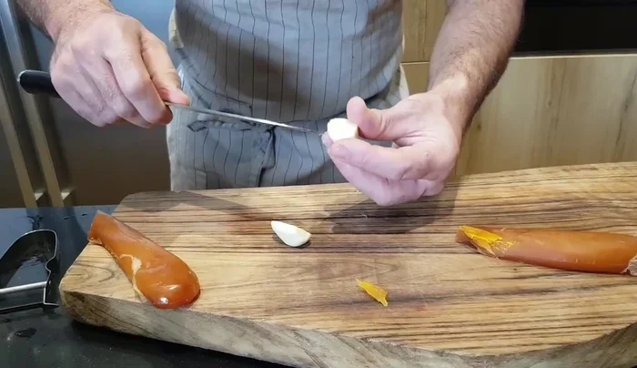 Mettiamo l'aglio in una padella con olio extra vergine di oliva. Lo facciamo rosolare leggermente.