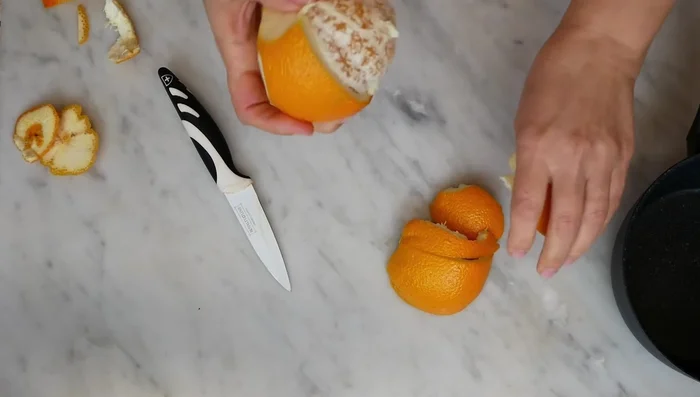 Preparare i canditi (opzionale): Se non si usano canditi già pronti, preparare quelli di bucce d'arancia facendo cuocere bucce d'arancia, zucchero e acqua a fuoco medio-basso per 6-7 minuti. Lasciar raffreddare. [103.56]