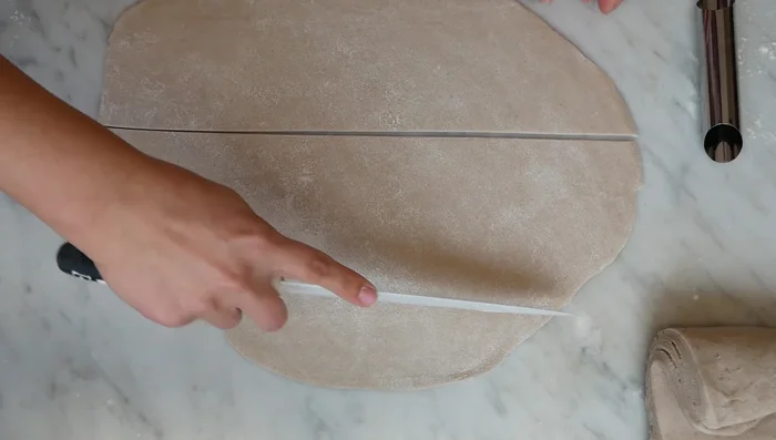 Formare i cannoli: Ritagliare l'impasto in forme (cerchi o quadrati) e avvolgerli intorno a cilindri. Chiudere le estremità inumidendo con acqua o uovo sbattuto. [163.58]