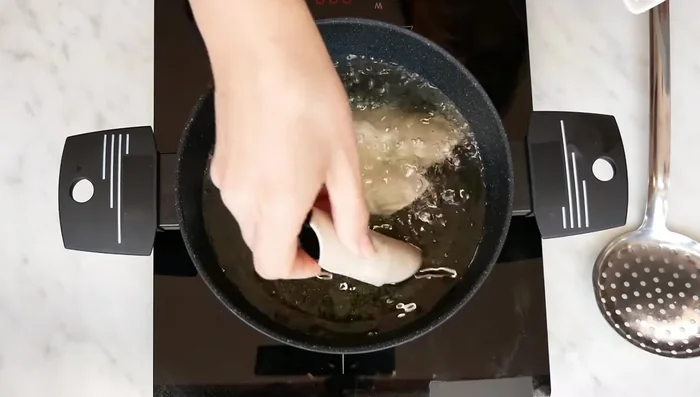 Friggere i cannoli: Friggere i cannoli in abbondante olio di semi di girasole a 180°C per 5-6 minuti per lato, finché non saranno dorati. [231.36]