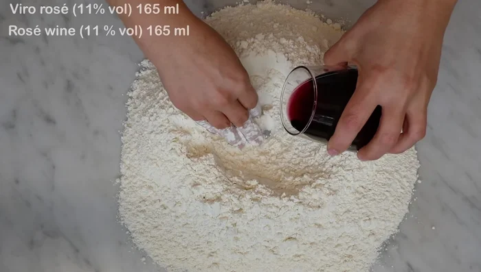 Preparare l'impasto: In una ciotola, mescolare la farina, il vino rosato, il miele (o lo zucchero), e lo strutto freddo (o burro morbido). Impastare fino ad ottenere un panetto liscio. [83.68]