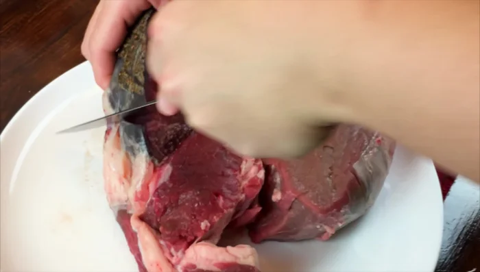 Praticare dei tagli di circa 1 cm di profondità sulla bistecca per evitare la deformazione durante la cottura. Iniziare a salare con sale fino.