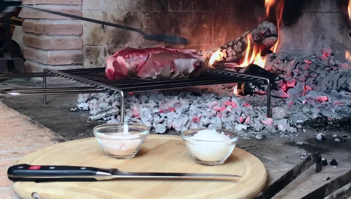 Cuocere la bistecca alla brace per circa 4 minuti per lato (il tempo varia a seconda del peso e della frollatura).