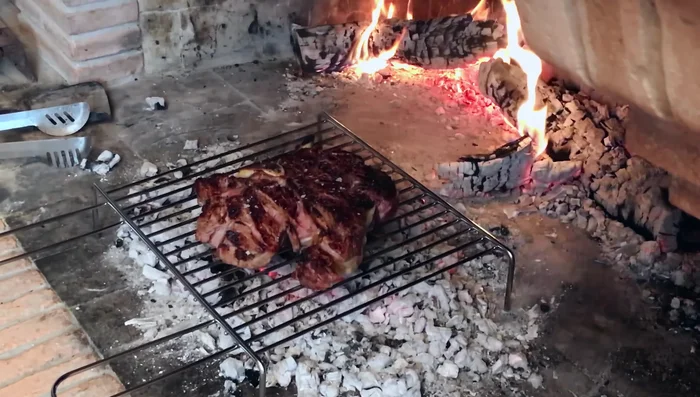 Posizionare la bistecca in verticale sull'osso per altri 4 minuti circa, per sfruttare l'osso come conduttore di calore.