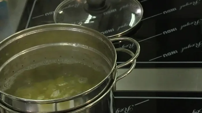Cuocere i mezzi rigatoni De Cecco (circa 14 minuti).