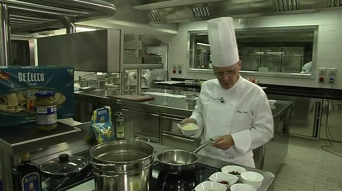In una padella, preparare un fondo con olio extra vergine di oliva, aglio e peperoncino. Aggiungere i dadini di finocchio e sfumare con vino bianco.