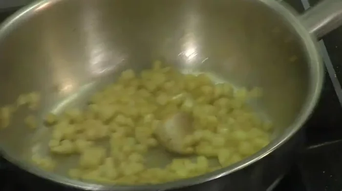 Una volta evaporato il vino, aggiungere il fondo di pesce o l'acqua di cottura della pasta. Frullare una parte del finocchio per legare meglio il condimento.