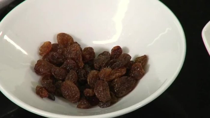Preparare il finocchio: togliere le foglie esterne (tenere da parte alcune per la decorazione), eliminare il torsolo e i filamenti delle foglie interne.