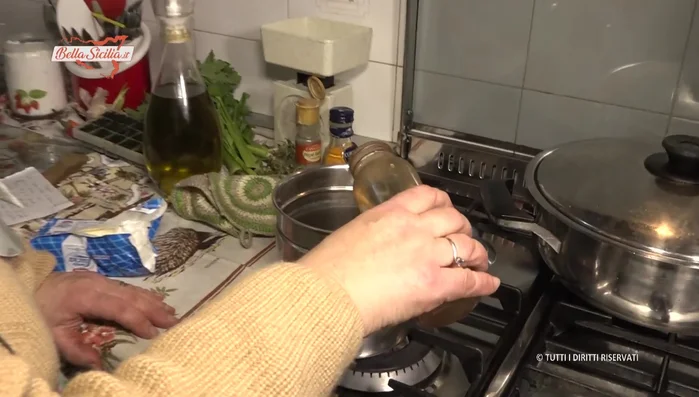 In una pentola, portare ad ebollizione 350 g di acqua con 70 g di burro.