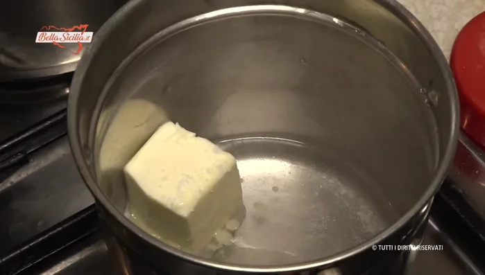 Aggiungere 150 g di farina 00 e mescolare fino ad ottenere un impasto che si stacca dalle pareti della pentola.