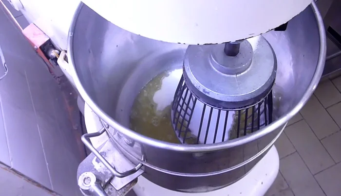 Aggiungere metà dello zucchero agli albumi. La quantità di zucchero deve essere il doppio di quella degli albumi (es. 300g albumi = 600g zucchero).