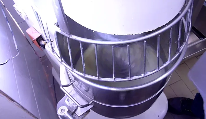 Montare gli albumi con la frusta elettrica alla massima velocità.