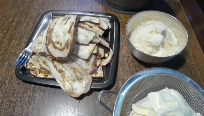 Ungere leggermente una pirofila con un poco di sugo.