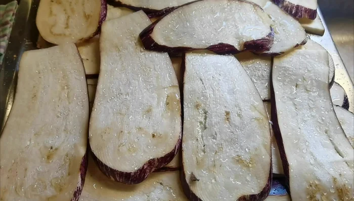 Sciacquare le melanzane dal sale, strizzarle e grigliarle.