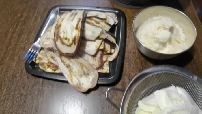 Preparare un sugo denso con cipolla e basilico.
