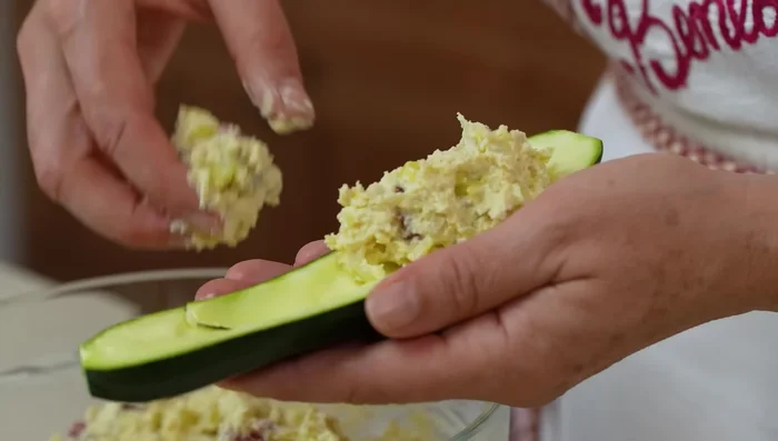 Ricetta 1 (Ricotta e Salame): Mettiamo un po' d'olio in una teglia, farciamo le zucchine con il ripieno, spolveriamo con pangrattato e un filo d'olio. Inforniamo a 180° per 40 minuti.