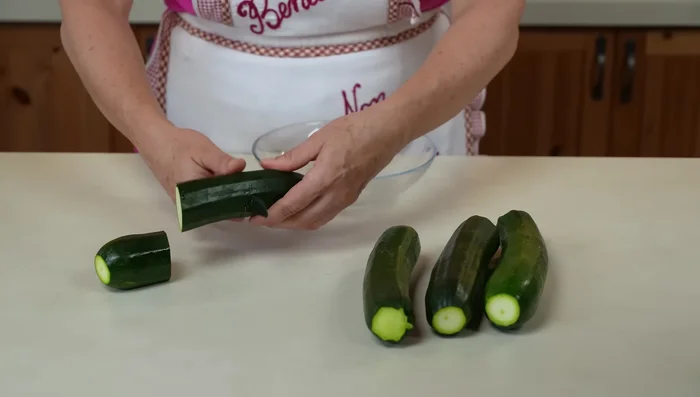 Ricetta 2 (Carne e Sugo): Tagliamo 4 zucchine in 3 parti e svuotiamo l'interno formando cilindri. Tritiamo metà della polpa.