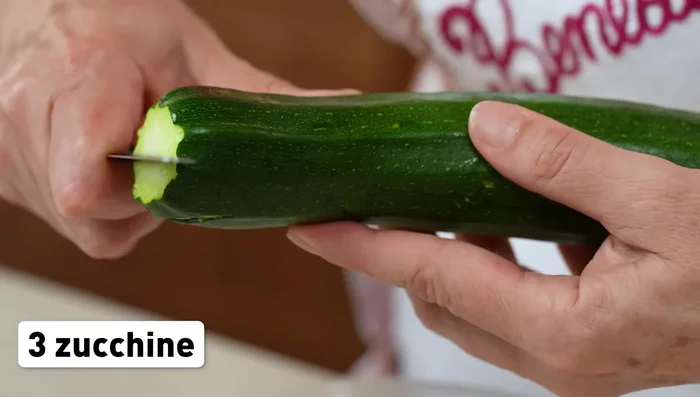 Prendiamo 3 zucchine, tagliamole a metà e scaviamo l'interno con la punta del coltello, tenendo da parte la polpa. Saliamo e lasciamo insaporire.