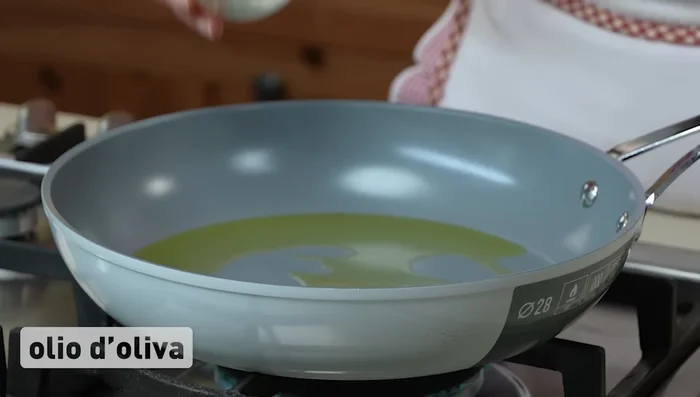 Ricetta 2 (Carne e Sugo): Aggiungiamo le zucchine farcite al sugo, copriamo e cuociamo per 30-35 minuti, girandole di tanto in tanto e aggiungendo acqua se necessario.