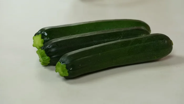 Ricetta 3 (Tonno): Tagliamo a metà 3 zucchine, scaviamo l'interno e teniamo da parte la polpa. Saliamo e lasciamo insaporire.