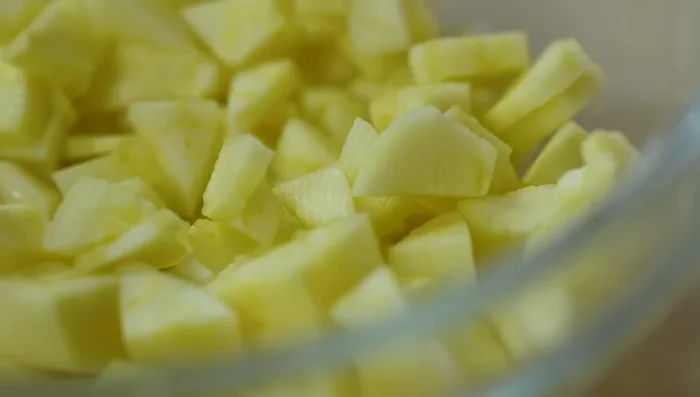 Ricetta 3 (Tonno): Tritiamo la polpa e mescoliamo con tonno scolato, mezza cipolla tritata, uovo, prezzemolo e sale. Aggiungiamo il pangrattato.