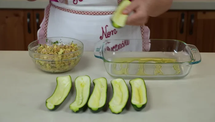 Ricetta 3 (Tonno): Farciamo le zucchine, mettiamole in una pirofila con olio, spolveriamo con pangrattato, aggiungiamo pomodorini a metà, sale e olio. Inforniamo a 180° per 40 minuti.