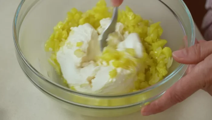Ricetta 1 (Ricotta e Salame): Aggiungiamo alla polpa di zucchine: ricotta, uovo, formaggio grattugiato, sale, pepe. Mescoliamo bene. Aggiungiamo pangrattato e salame a cubetti.