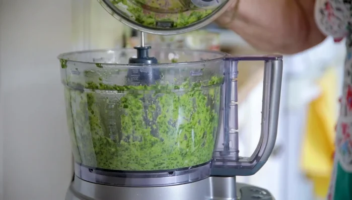 Frullare nuovamente fino ad ottenere una salsa omogenea.