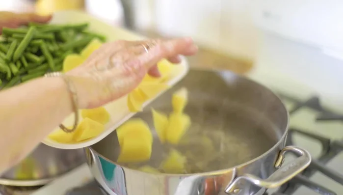 Cuocere le patate a fette in acqua bollente salata per 10 minuti.