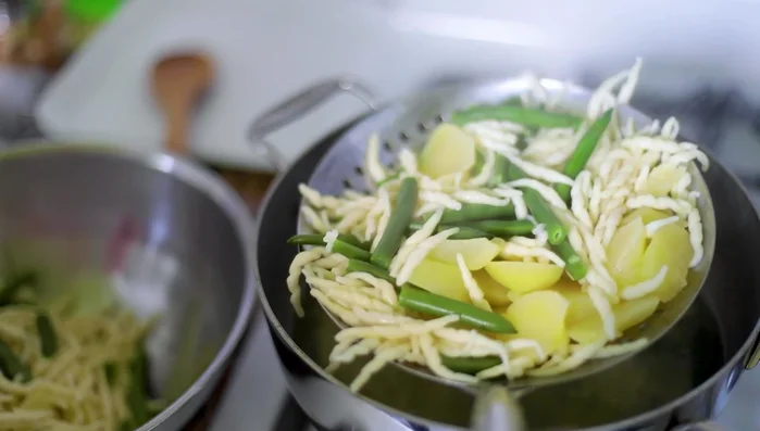 Scolare la pasta, conservando un po' di acqua di cottura.