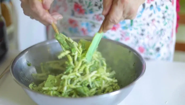 Mescolare il pesto con la pasta.