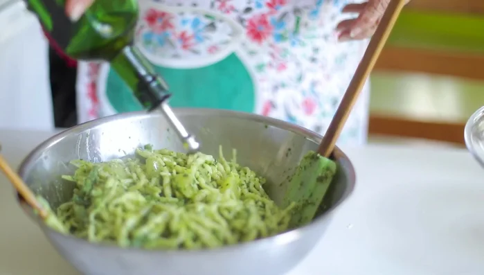 Aggiungere un filo d'olio extravergine di oliva.