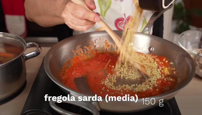 Aggiungere la fregola al sugo.
