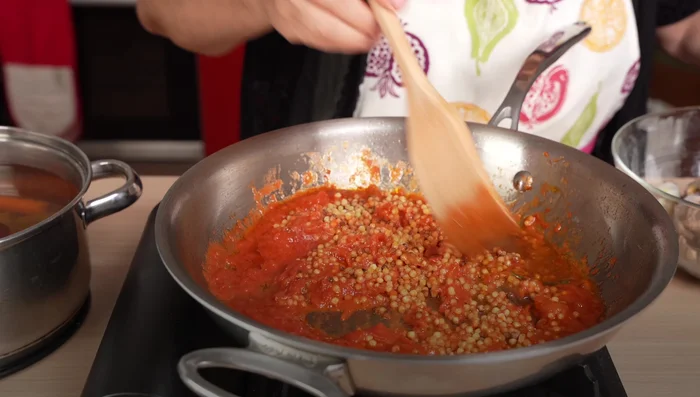 Togliere l'aglio dal sugo. Aggiungere il brodo vegetale preparato in precedenza (con sedano, carota e cipolla).